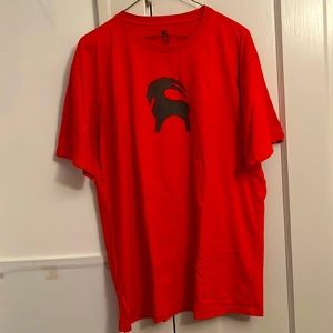 ✅ BACKCOUNTRY Short Sleeve Crewneck Graphic Logo Tee T Shirt Goat Ram Red Orange